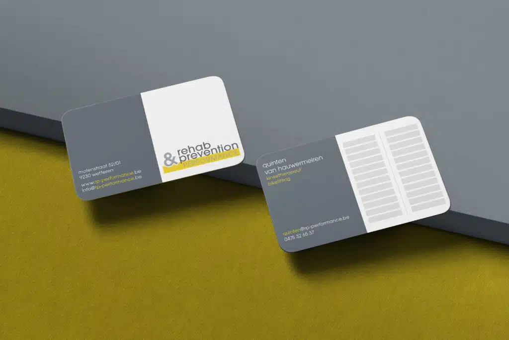 Visitekaartjes van Rehab & Prevention met grijs en wit design, logo en contactgegevens van kinesitherapeut Quinten Van Hauwer