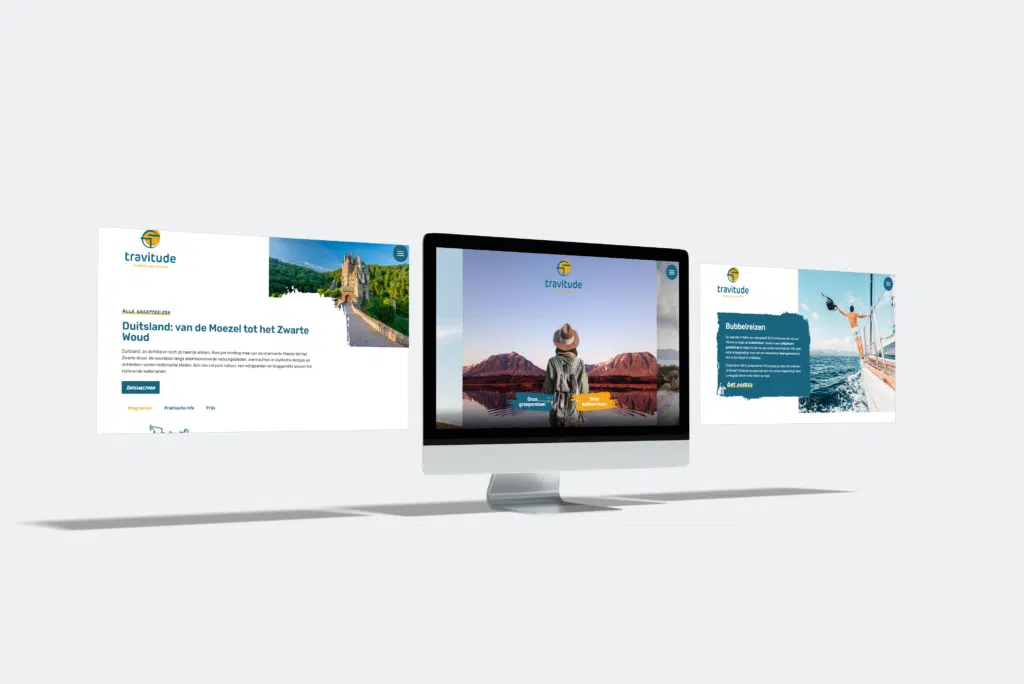Travitude website mockup op desktop: homepage met reiziger, Duitsland-artikel en Bubbelreizen pagina — websiteontwerp door Gr