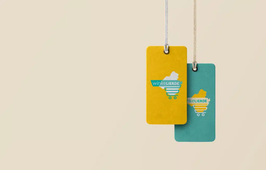 Twee hangende labels in geel en turquoise met het winkeLIERDE-logo, bestaande uit een winkelwagen en kaart van Lier — brandin