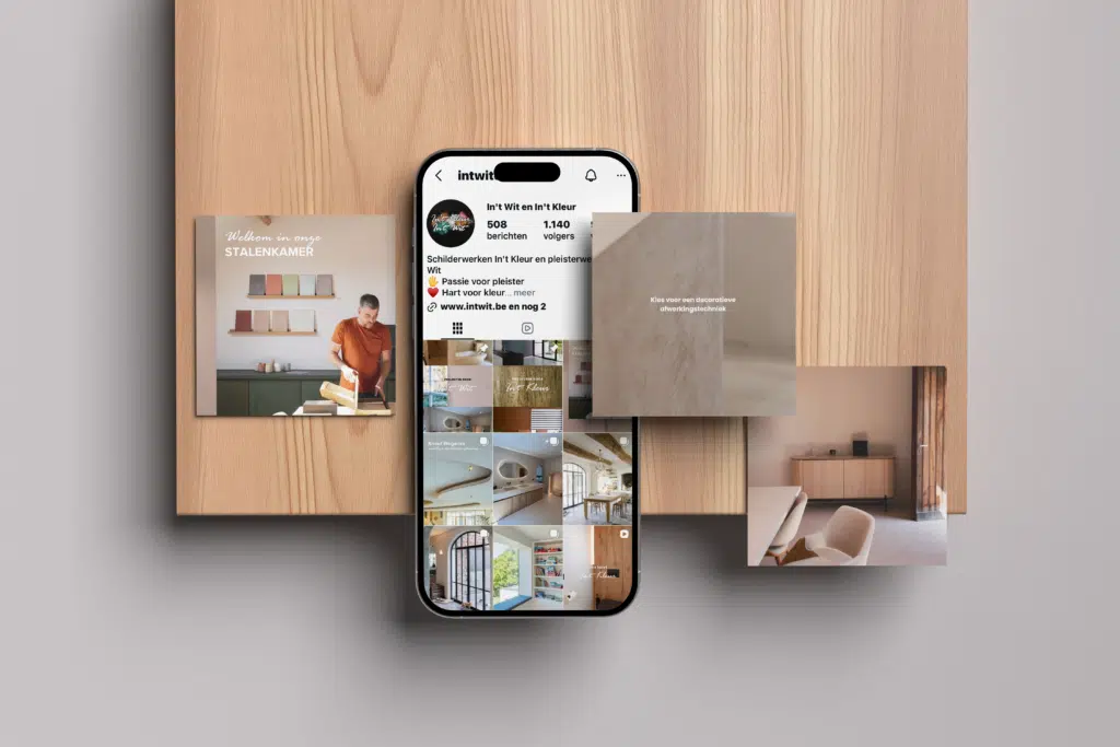 Smartphone mockup met Instagram-profiel van In't Wit en In't Kleur, omringd door social media posts en interieurbeelden op ee
