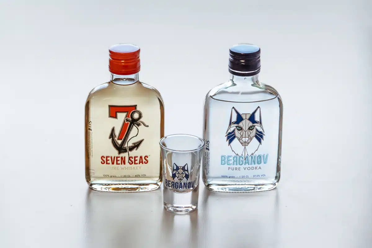 Berganov vodka en Seven Seas Whiskey flessen