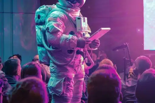 Astronaut die vertelt over chalarmeren