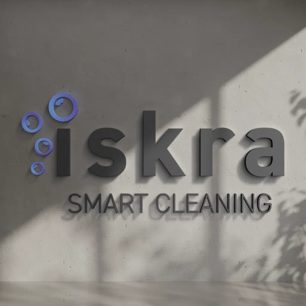 Iskra Smart Cleaning logo met blauwe zeepbellen en grijze tekst op betonnen muur — schoonmaakbedrijf uit Wichelen