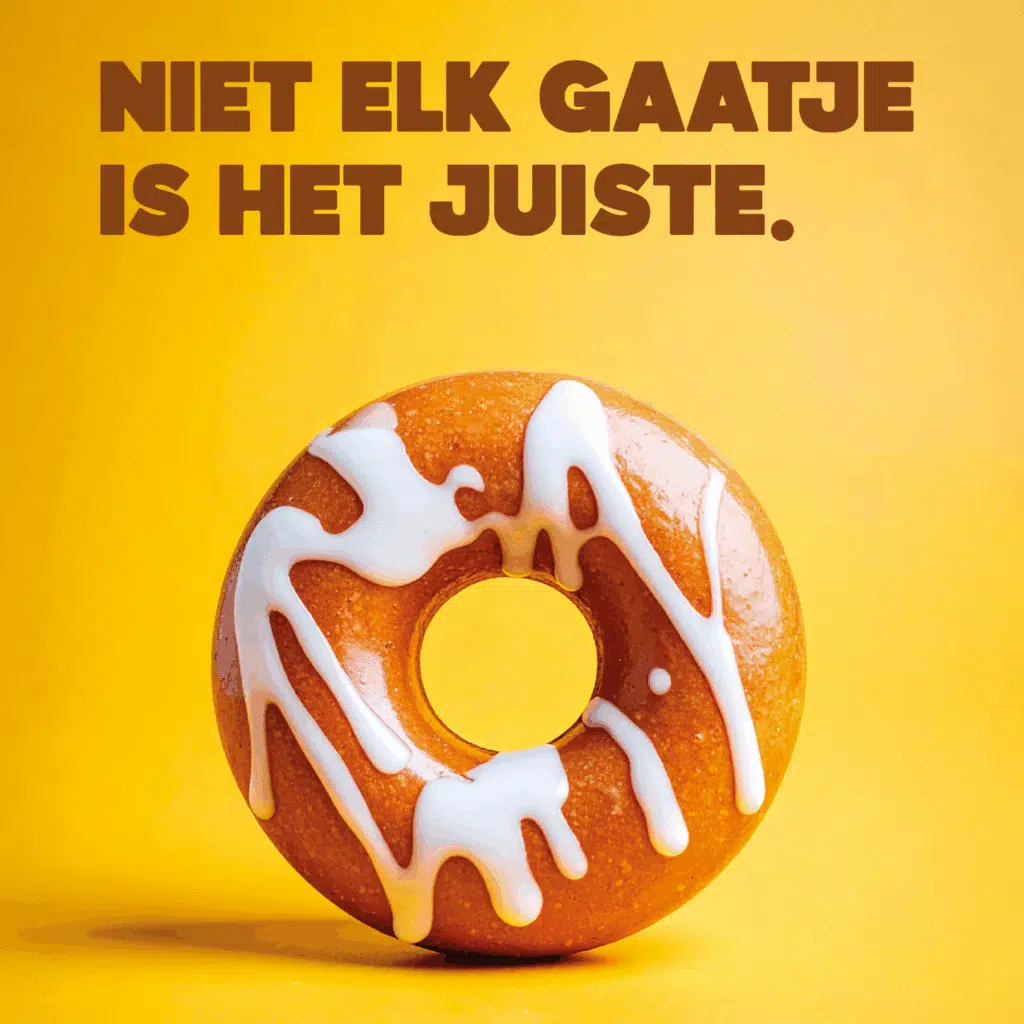 Campagneafbeelding met tekst 'Niet elk gaatje is het juiste' en een donut met witte glazuur op gele achtergrond - sorteercamp