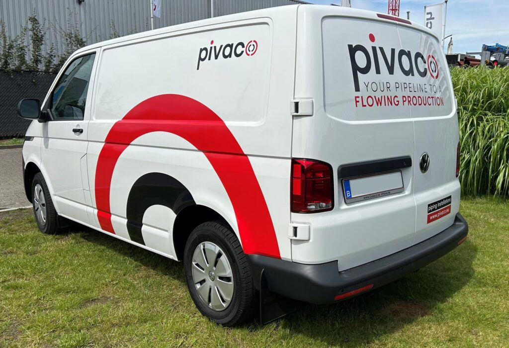 De bestickerde Pivaco camionette waarbij de kleuren rood, wit en zwart zijn gebruikt.