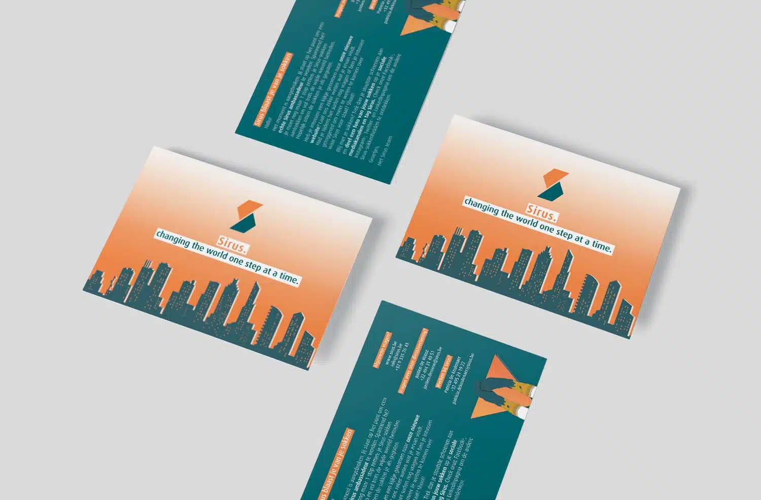 Vier SIRUS-ansichtkaarten met de slogan "changing the world one step at a time" en een skyline-illustratie.