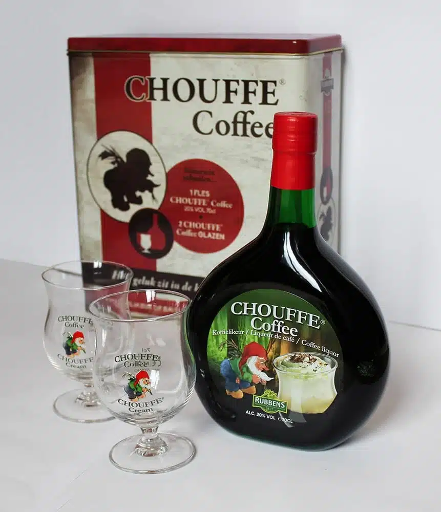 Chouffe Coffee-pakket met fles en twee glazen: Een display met een fles Chouffe Coffee-likeur voor een merkdoos, met twee merkglazen naast de fles.