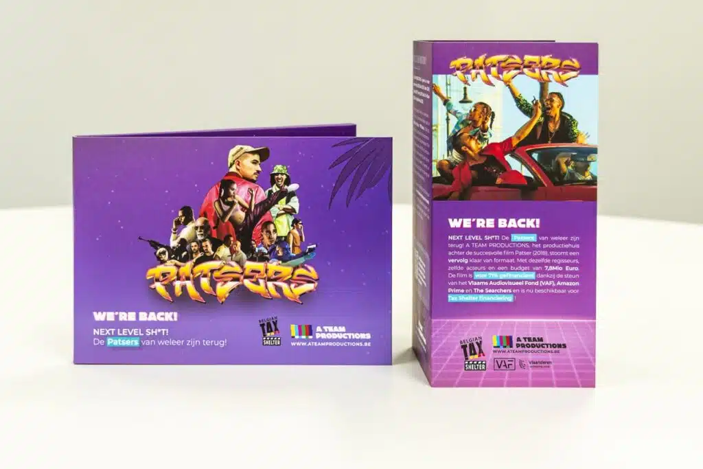 Een brochure voor de film Patsers van A Team Productions met de tekst "WE'RE BACK" "NEXT LEVEL SHIT" "DE PATSERS VAN WELEER ZIJN TERUG". Rechts daarvan nog eens dezelfde brochure rechtstaand met een foto van 3 mensen in een auto.