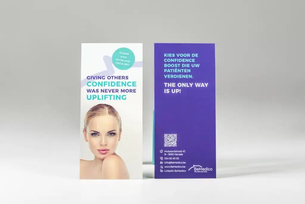 Twee staande BeMedico brochures, een in het Engels en een in het Nederlands, met een afbeelding van een vrouw en teksten over het verbeteren van patiënten vertrouwen.
