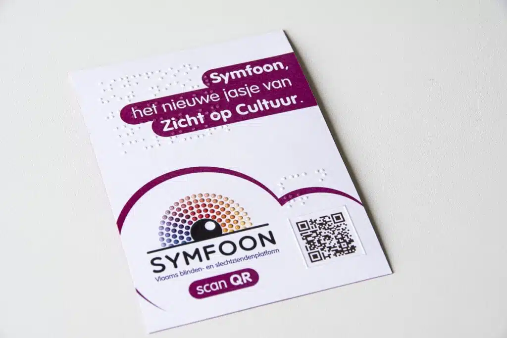 De afbeelding toont een flyer van "SYMFOON", een Vlaams platform voor blinden en slechtzienden. Op de flyer staat een kleurrijk logo, een QR-code en de tekst: "Symfoon, het nieuwe jasje van Zicht op Cultuur." De flyer bevat ook braille, wat de toegankelijkheid voor slechtzienden benadrukt. Er staat een oproep om de QR-code te scannen voor meer informatie.