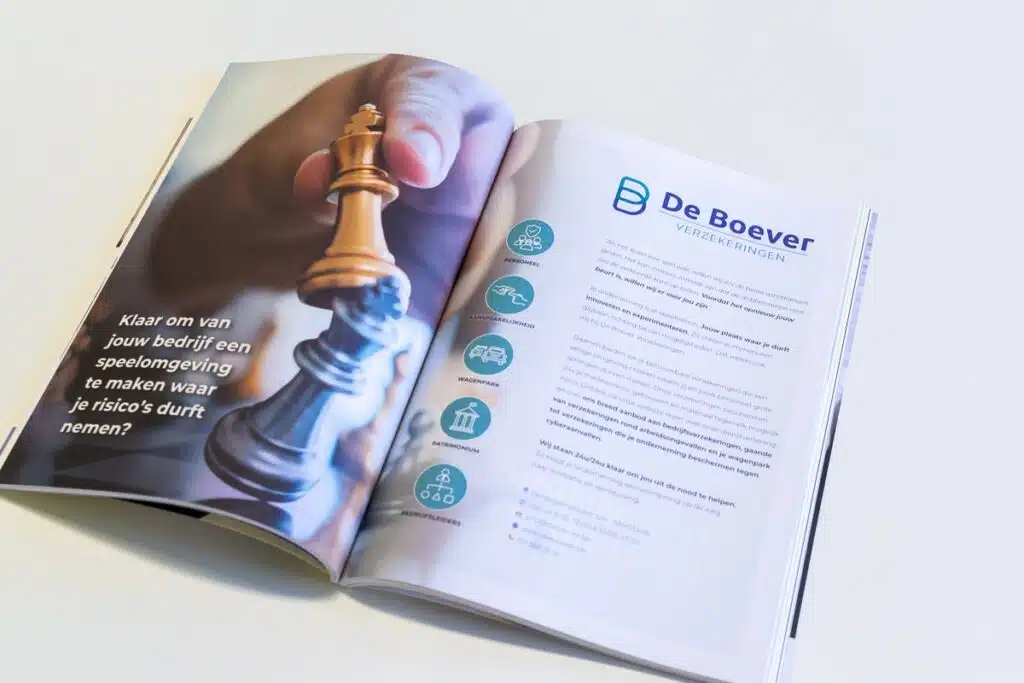 Opengeklapte brochure van De Boever Verzekeringen, met een afbeelding van een schaakstuk en de slogan 'Klaar om van jouw bedrijf een speelomgeving te maken waar je risico's durft nemen?' en aanvullende verzekeringsinformatie.