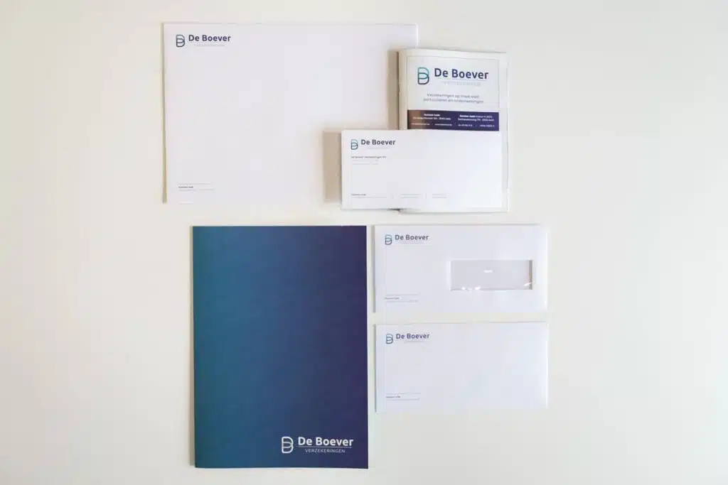 Briefpapier en enveloppen van De Boever Verzekeringen, inclusief map en correspondentieformulieren, in een nette lay-out.