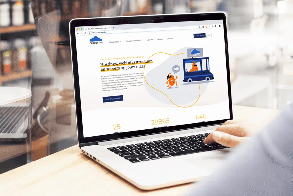 Een laptop met de website van Cloudstar geopend, met een pagina over hosting, webinfrastructuur en servers. Een hand bedient de laptop.