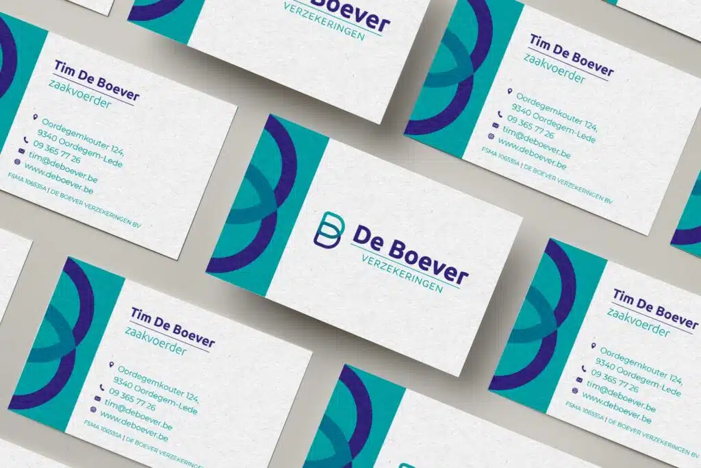 Visitekaartjes van Tim De Boever, zaakvoerder, verspreid op een oppervlak, met het logo van De Boever Verzekeringen en contactgegevens.