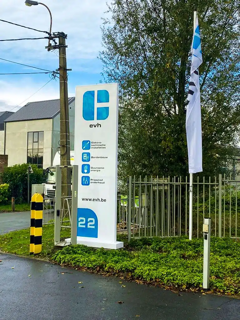 Totem buiten EVH met logo, diensten, website en nummer '22', ontworpen door Graviteit.