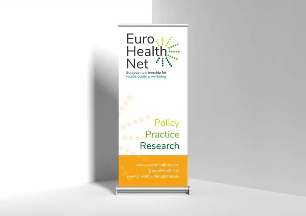 EuroHealthNet Banner: Een pull-up banner met de EuroHealthNet-branding, die hun inzet voor Beleid, Praktijk en Onderzoek benadrukt. Het ontwerp is stijlvol, met een focus op groene en oranje tinten en stippen in een sterpatroon, symbool voor gezondheid en samenwerking.