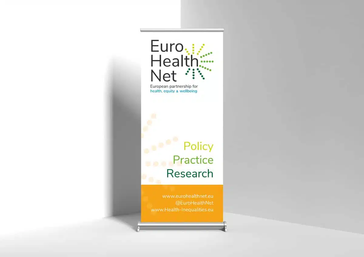 EuroHealthNet Banner: Een pull-up banner met de EuroHealthNet-branding, die hun inzet voor Beleid, Praktijk en Onderzoek benadrukt. Het ontwerp is stijlvol, met een focus op groene en oranje tinten en stippen in een sterpatroon, symbool voor gezondheid en samenwerking.