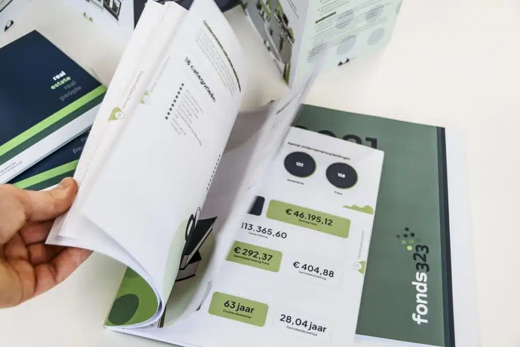 Persoon bladert door het jaarverslag van Fonds 323 van 2021, met verschillende financiële statistieken en datavisualisaties.