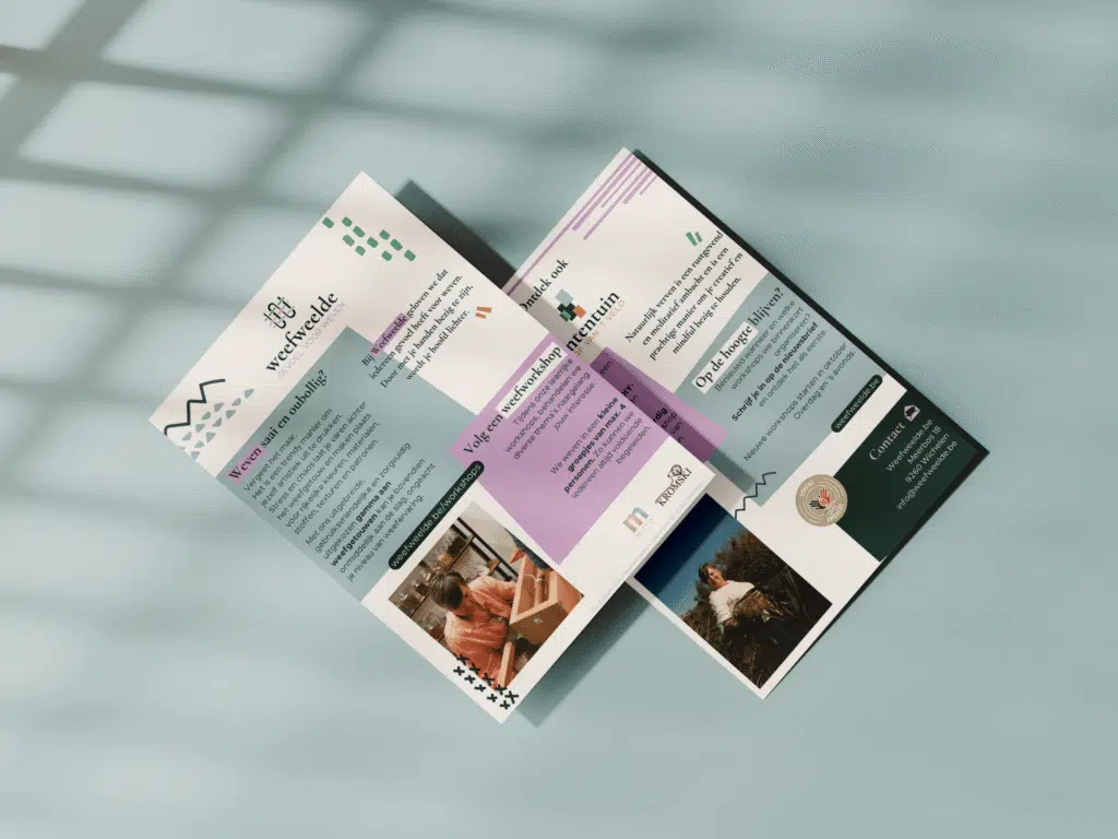 Opengevouwen gedrukte flyer van Weefweelde over de weefworkshops.