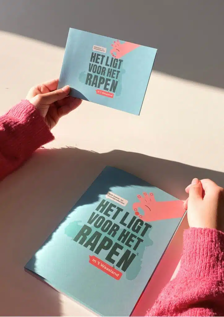 Promotiemateriaal ‘Het ligt voor het rapen’ – Erov – Handen die een campagnekaart vasthouden met de slogan ‘Het ligt voor het rapen’, onderdeel van de Erov-campagne.