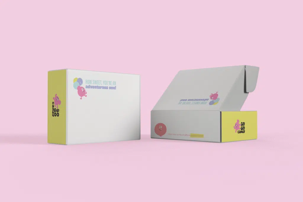 Go Go Candy branded geschenkdozen met speelse snoepmannetjes, gele zijkanten en de tekst 'How sweet, you're an adventurous on