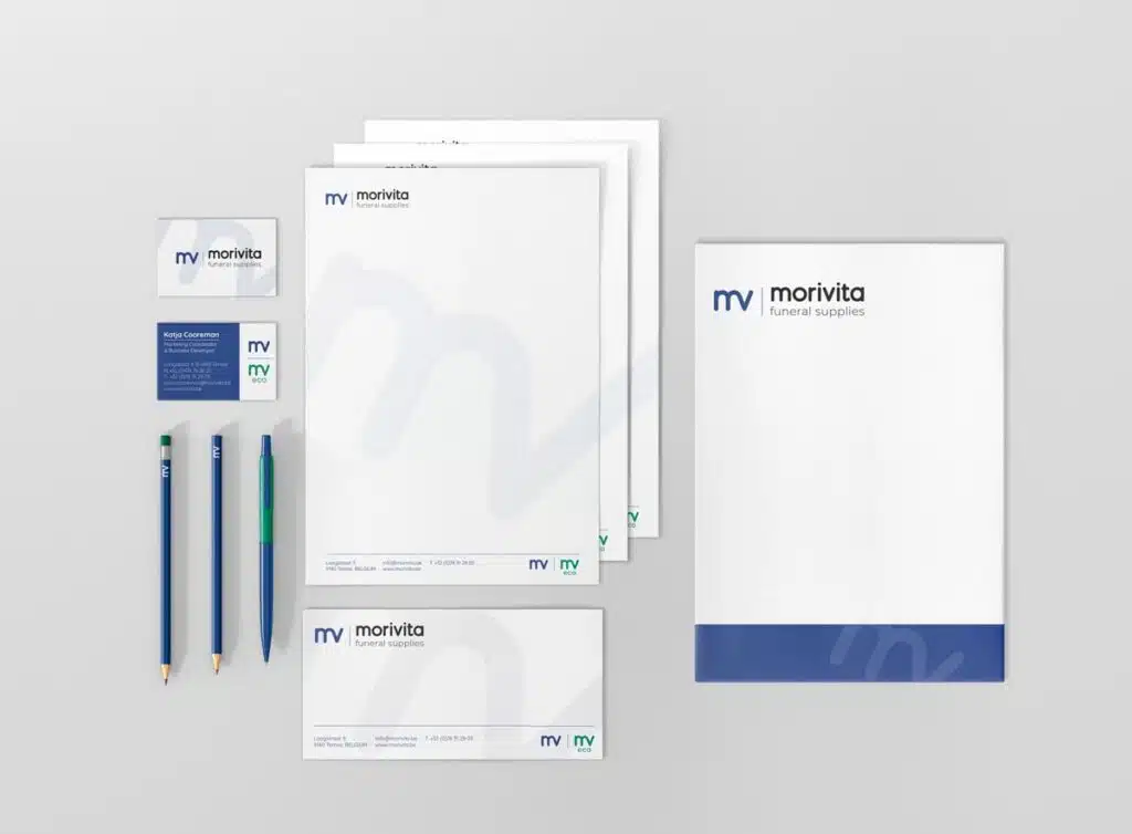 Morivita Stationery Set: Een uitgebreide set van briefpapier, visitekaartjes en pennen van Morivita Funeral Supplies, allemaal met het merklogo, die een professionele en coherente merkidentiteit uitstralen.
