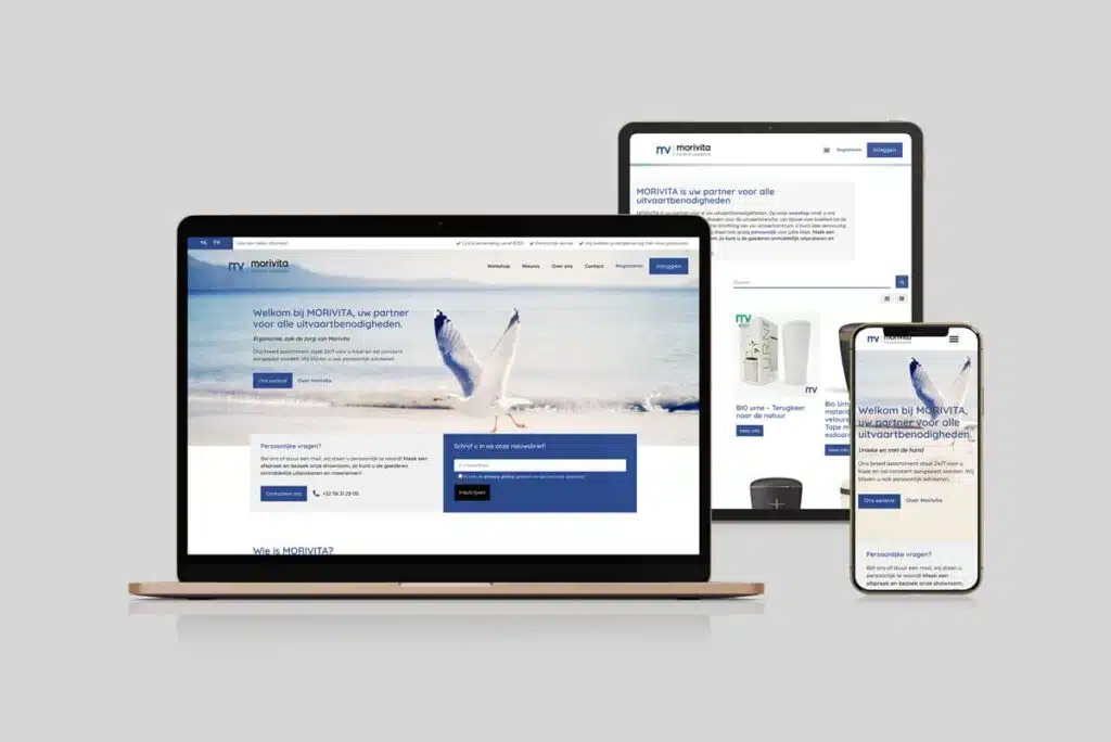 Morivita Website mock ups: Een weergave van de Morivita-website op een laptop, tablet en smartphone, met een strandbeeld en een vliegende meeuw op de hoofdpagina.