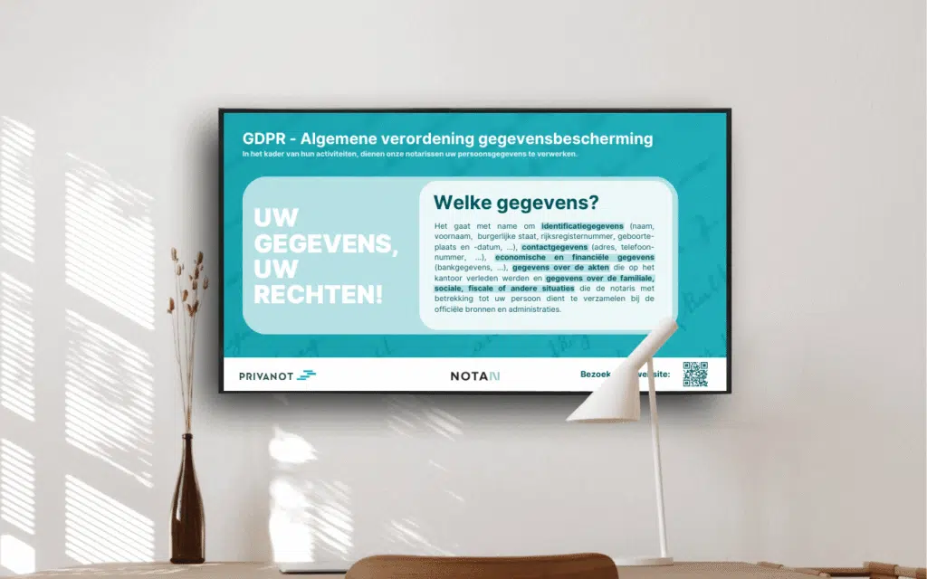 Tv-scherm met een presentatie over GDPR en de tekst "UW GEGEVENS, UW RECHTEN!" in een moderne kamer met een witte muur en een houten bureau met een lamp.