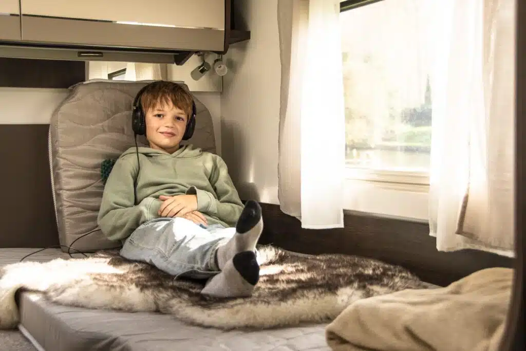 Genieten van muziek met de koptelefoon in een Reislust camper