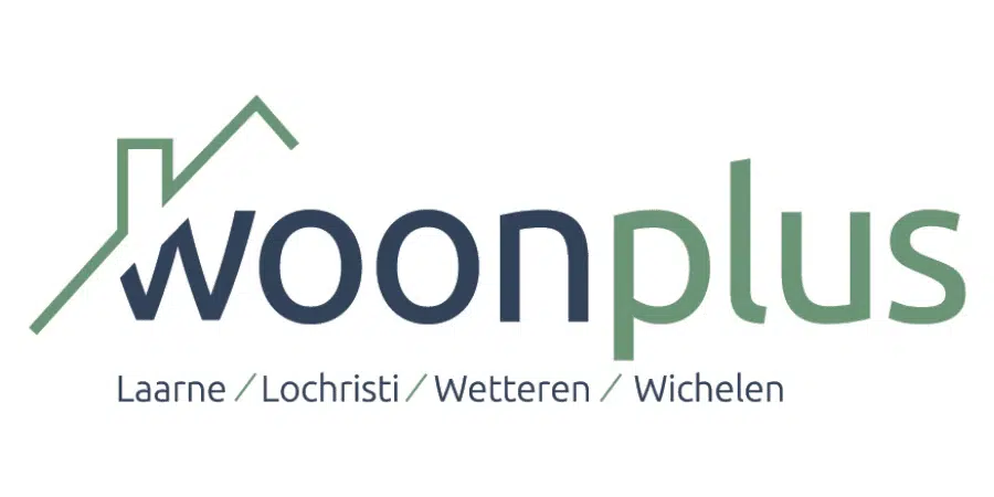 Het logo van "woonplus" bevat een gestileerde omtrek van een huis in het groen boven de tekst. De tekst "woon" is in donkerblauw en "plus" is in groen. Onder het logo staan de namen van locaties: "Laarne / Lochristi / Wetteren / Wichelen" in kleinere donkerblauwe tekst.