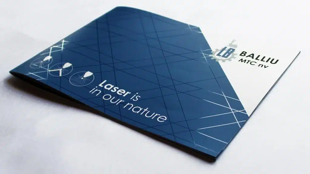 Balliu folder: een gesloten brochure in blauw, met het logo van "Balliu MTC nv" en de tekst "Laser is in our nature".