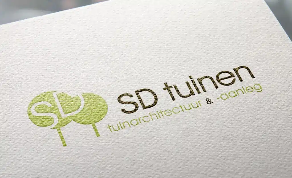 Het logo van SD tuinen, tuinaanleg en tuinarchitectuur, in groen en bruin op een stuk wit papier.