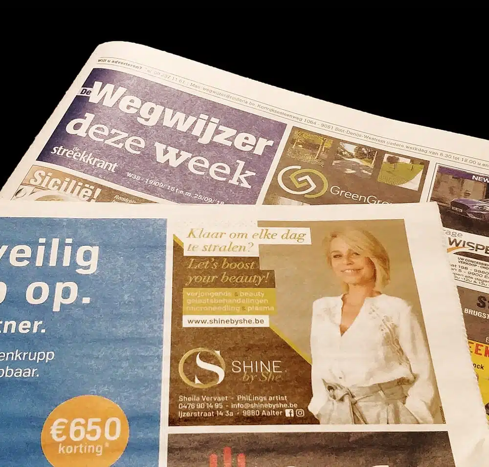 Shine by She advertentie in De Wegwijzer krant: Een andere advertentie van "Shine by She" in de krant "De Wegwijzer", met de tekst "Klaar om elke dag te stralen?" en een foto van een vrouw die haar schoonheidsdiensten promoot.