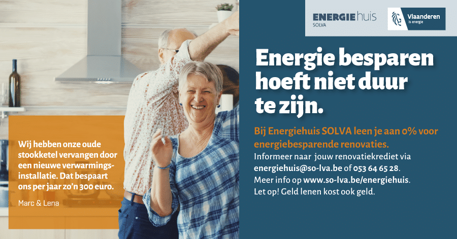 Energiehuis Familieposter voor Solva: Een promotionele grafiek die de voordelen van energiebesparende renovaties benadrukt. Het ontwerp bevat een ouder echtpaar dat glimlacht in hun keuken, met tekst in het Nederlands over kostenbesparing en energie-efficiëntie. De algemene toon is positief en bemoedigend.