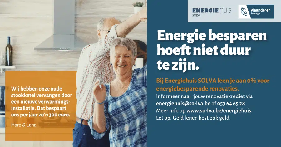 Energiehuis Familieposter voor Solva: Een promotionele grafiek die de voordelen van energiebesparende renovaties benadrukt. Het ontwerp bevat een ouder echtpaar dat glimlacht in hun keuken, met tekst in het Nederlands over kostenbesparing en energie-efficiëntie. De algemene toon is positief en bemoedigend.