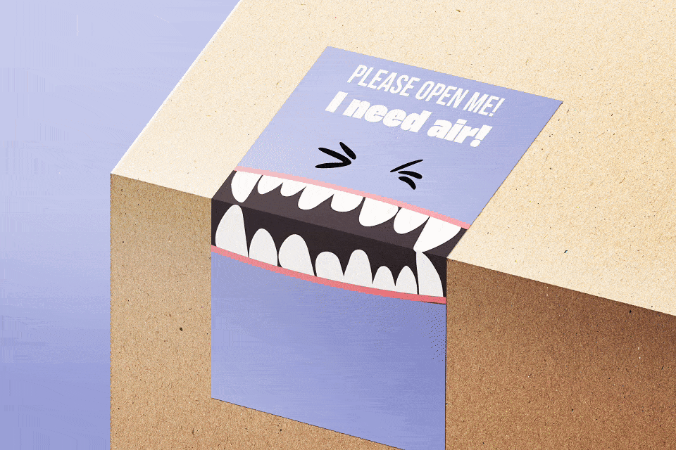 Speelse Go Go Candy afsluitsticker met grote tanden en de tekst 'Please open me! I need air!' op een kartonnen doos