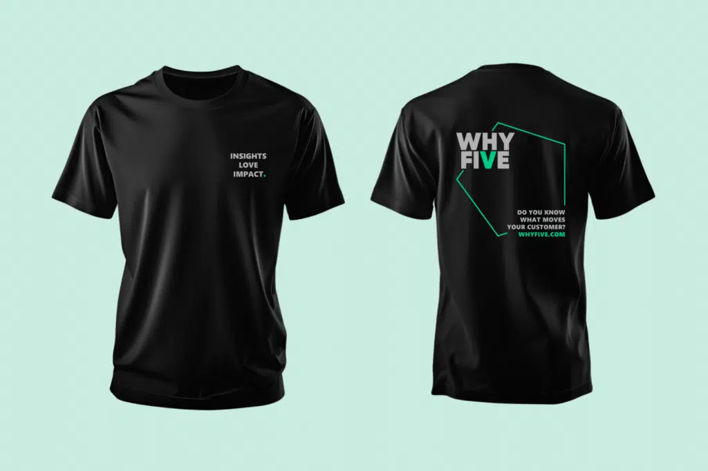 Mockup van een zwarte bedrukte t-shirt voor WhyFive. 0