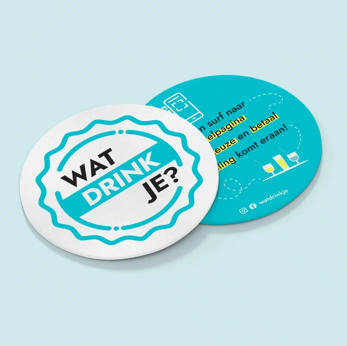 Bieronderzetters van Wat Drink Je? - Twee ronde bieronderzetters, waarvan één met het logo "Wat Drink Je?" en één met promotionele tekst en iconen, op een lichtblauwe achtergrond.