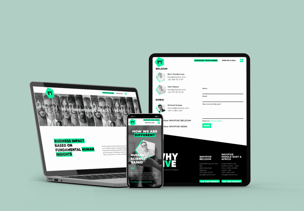 Drie computermonitors tonen Obolos website ontwerp met blauwe accenten en professionele branding elementen