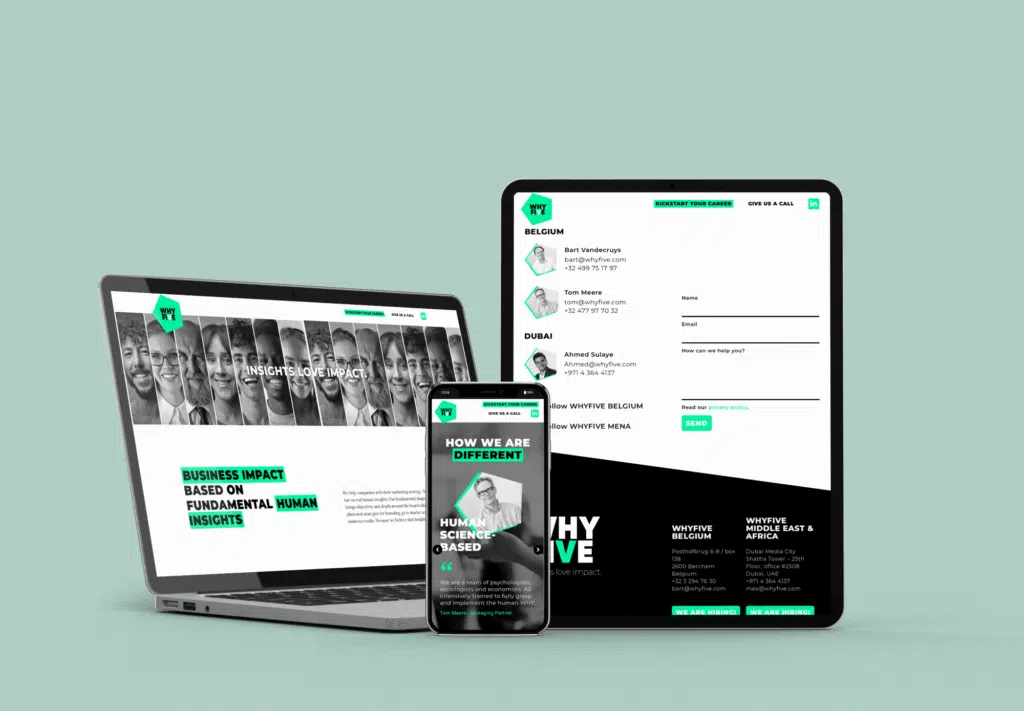 Drie computermonitors tonen Obolos website ontwerp met blauwe accenten en professionele branding elementen