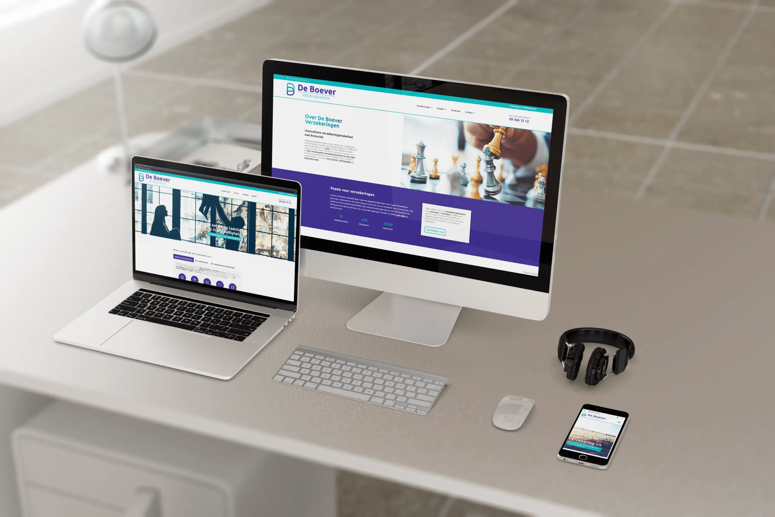Laptop, desktop en smartphone met de website van De Boever Verzekeringen op het scherm, op een bureauopstelling.