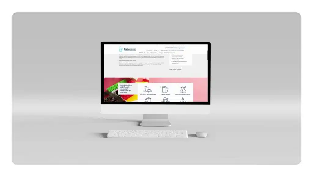 Dochy Promac website weergegeven op een iMac-scherm, met hun aanbod in groothandel van schoonmaakproducten, machines en mater