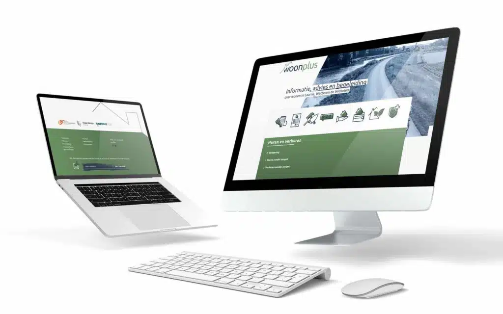 Twee computerschermen, één laptop en één desktop, tonen de website van Woonplus met een groene en witte interface voor informatie, advies en begeleiding over wonen.