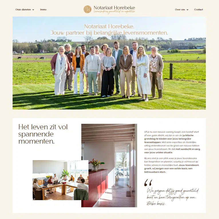 Homepagina van de website van Notariaat Horebeke met een teamfoto in een weiland.