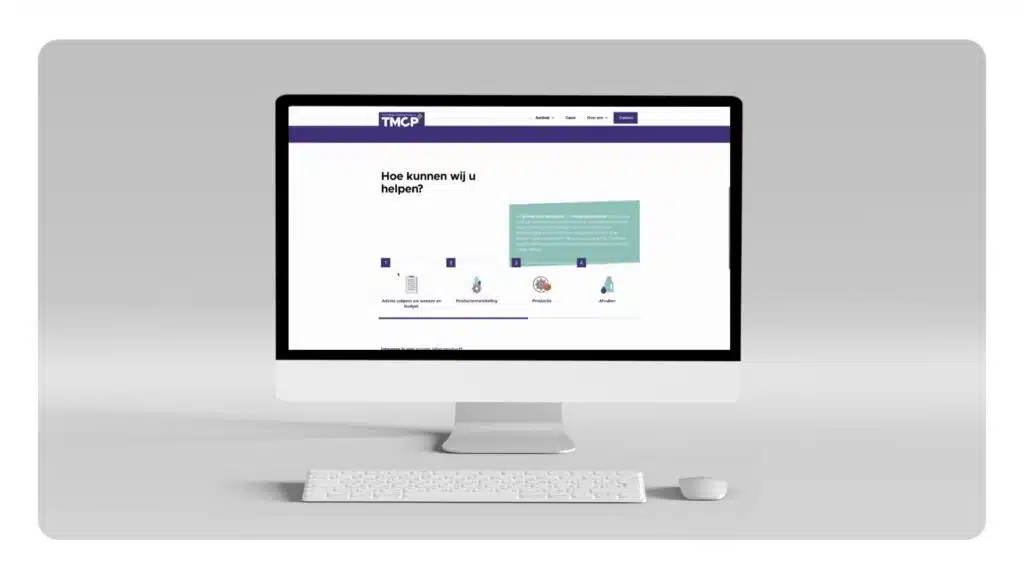 TMCP website weergegeven op een iMac-scherm met de sectie 'Hoe kunnen wij u helpen?' en een vierstappenproces voor productont