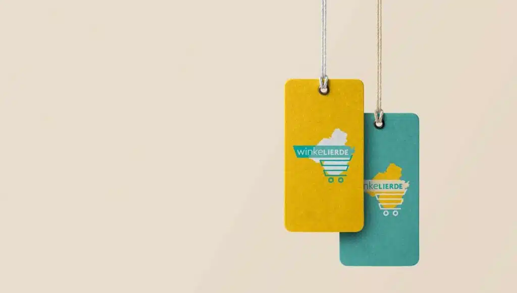 Labels met Winkelierde logo: Twee labels in geel en groen met het Winkelierde logo met een winkelwagen en kaart van de regio.