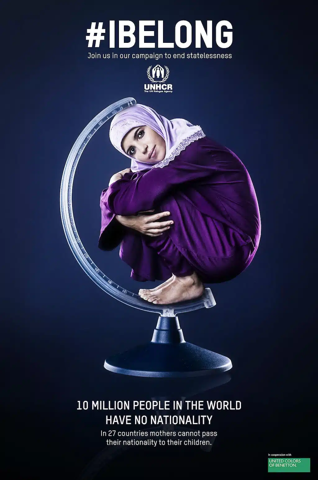 UNHCR #IBELONG campagne: Afbeelding van een vrouw in paarse kleding die in een globe zit, met de tekst "#IBELONG" en informatie over de UNHCR-campagne om staatloosheid te beëindigen.