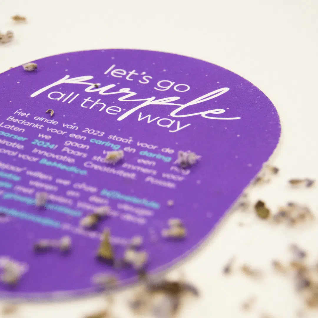 Plantbare eindejaarskaart van BeMedico met de tekst 'Let's go purple all the way', versierd met gedroogde lavendelbloemetjes
