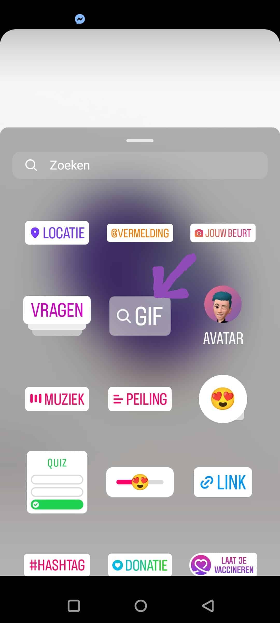 Een screenshot van de Instagram app interface met diverse stickers en functies zoals locatie, muziek, quiz en een GIF-zoekfunctie. Er staat een paarse pijl op die wijst naar het symbool voor een GIF.