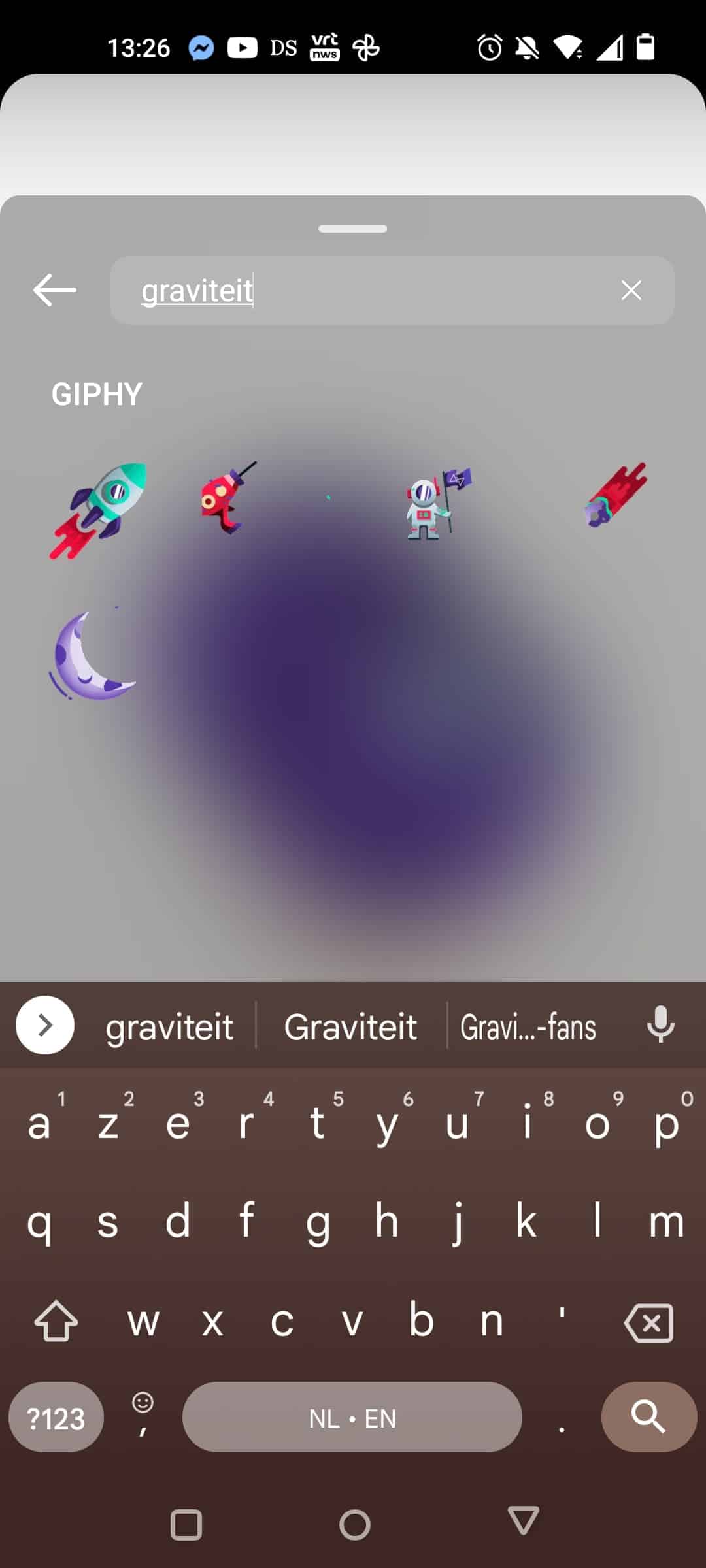 Een screenshot van de Instagram app interface waarbij in de zoekbalk "graviteit" is ingevoerd en verschillende ruimte-gerelateerde GIFs worden getoond.